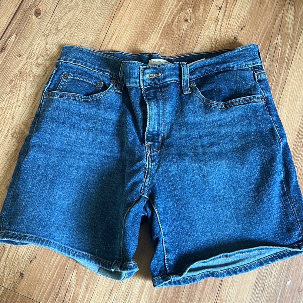 Women’s Levi’s mid length shorts size 31